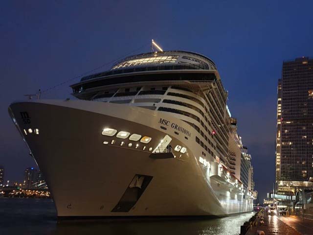 Cruiseschip ms MSC Grandiosa van MSC Cruises aan de Cruise Terminal Rotterdam